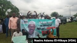 Wasu magoya bayan shugaban Najeriya Muhammadu Buhari a birnin Abuja