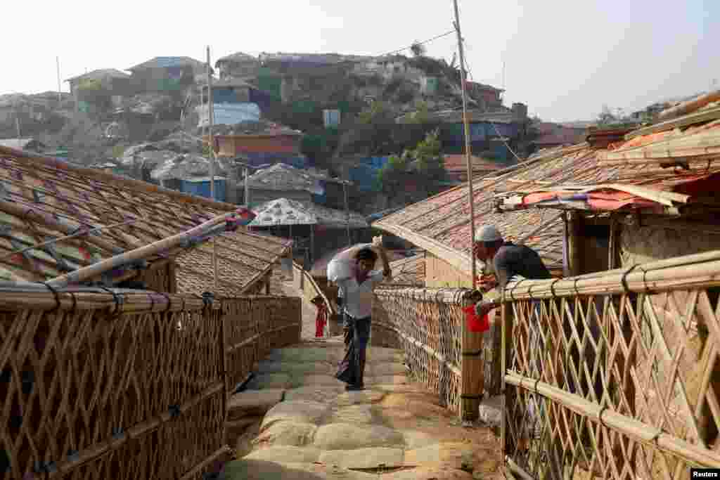 4. Myanmar: 1,1 juta pengungsi pada 2018, sama dengan 2017. Seorang anak laki-laki pengungsi Rohingya berjalan di kamp Balukhali, di Cox&#39;s Bazar, Bangladesh, 8 April 2019. (Foto: Reuters)