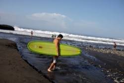 El turismo es una de las principales fuentes de ingreso en los países de la región. En la foto, un surfista  en una playa en El Salvador, país que ha mantenido sus fronteras cerradas desde el mes de marzo a causa de la pandemia.