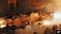 کراچۍ کې د جهاز غورځېدو ورستوامدادي کار کونکې د اور ختمولو کوششونو کې مصرف ښکاري