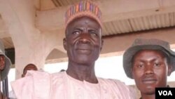 Bukar Jimeta (tsakiya sanye da babbar riga) tare da wasu jami'an kungiyar maharban jihar Adamawa