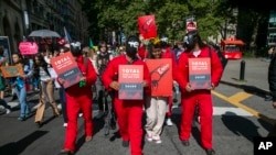 Des personnes protestent contre mégaprojet pétrolier en Afrique de l'Est lors d'une manifestation à New York, le 23 septembre 2022. Le projet prévu par TotalEnergies et la compagnie chinoise CNOOC est décrié par les activistes climatiques. AP / Ted Shaffrey