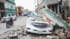 Sebuah mobil rusak di bawah puing-puing setelah gempa berkekuatan 7,2 di Les Cayes, Haiti 15 Agustus 2021. (Foto: REUTERS/Ralph Tedy Erol)