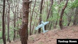 한국 강원도 전방 지역 야산에서 9일 북한군 무인기로 추정되는 비행체가 발견됐다. 한국 합동참모본부는 이 비행체가 2014년 3월 백령도에서 발견됐던 북한 소형 무인기와 크기, 형태 등이 유사하다며 구체적인 내용은 관계기관에서 정밀분석할 예정이라고 밝혔다.