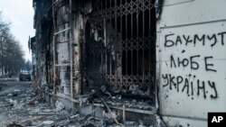 Centar Bahmuta uništen u ruskom granatiranju regona Donjeck, 10. februara 2023. Natpis "Bahmut voli Ukrajinu" na zidu. 