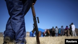 Un policier surveille un bureau de vote à Semonkong, Lesotho, le 3 juin 2017.