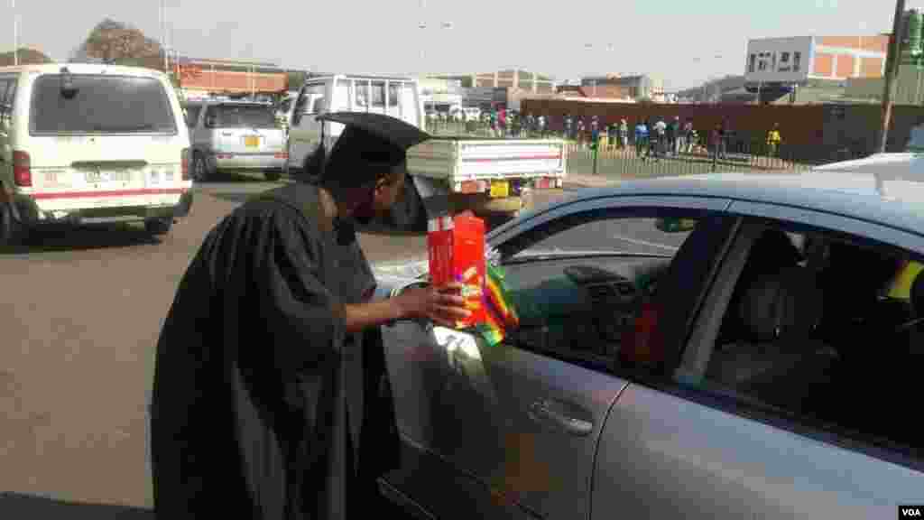 Isikhwicamfundo,sithengisa ezitaladeni e Harare,ngoba eswela umsebenzi