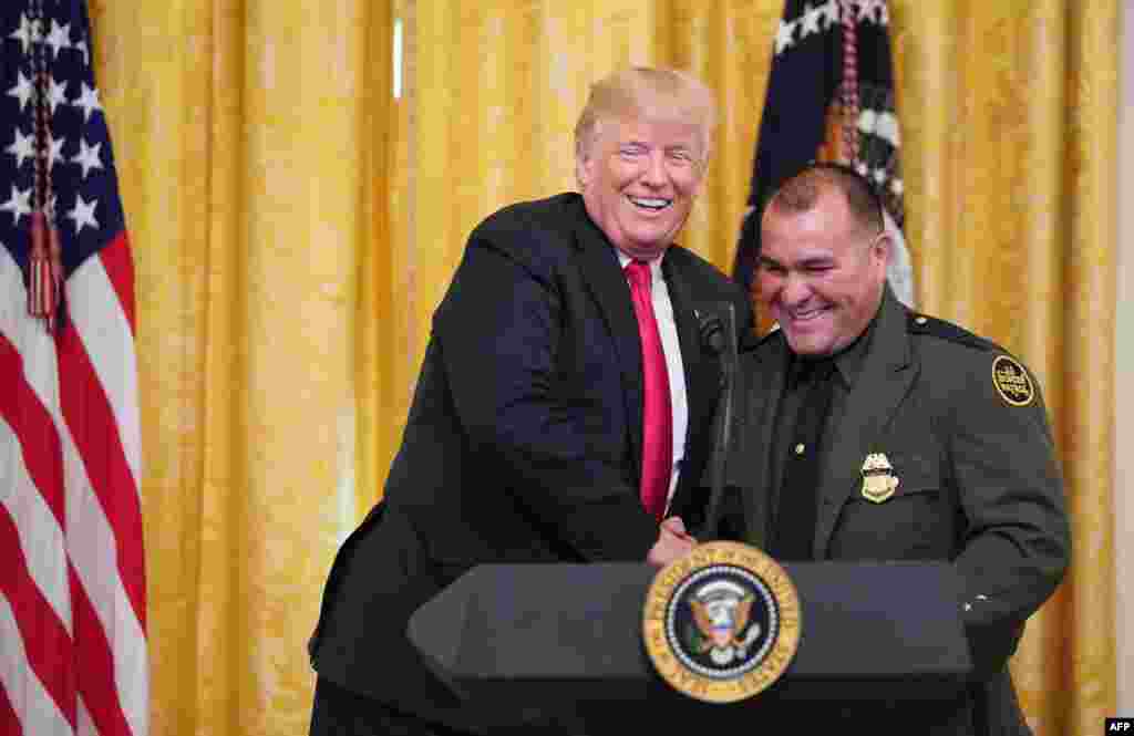 مراسم تقدیر از اعضای اداره گمرک و حفاظت مرزی آمریکا با حضور پرزیدنت ترامپ در کاخ سفید