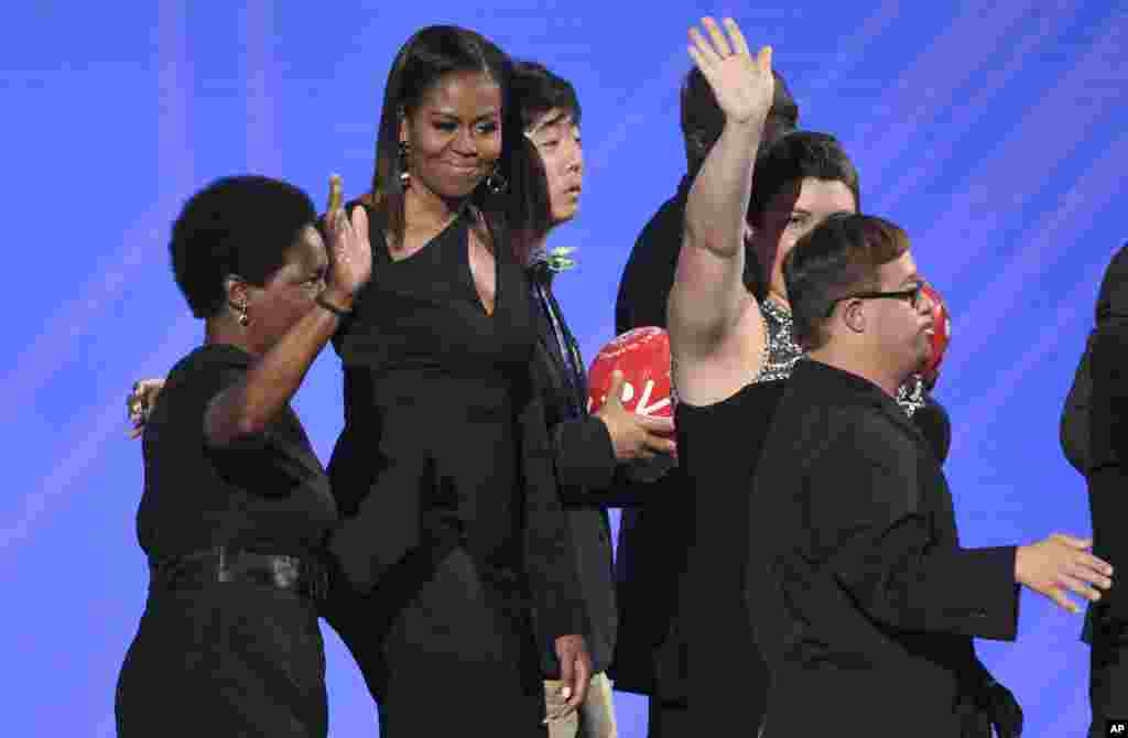 L'ancienne première dame Michelle Obama et les athlètes olympiques spéciaux présentent le prix Arthur Ashe Courage à l'ESPYS au Microsoft Theater, Los Angeles, 12 juillet 2017.