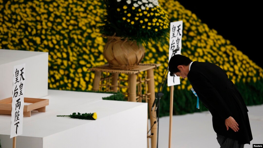 Perdana Menteri Jepang Shinzo Abe memberikan penghormatan pada mereka yang tewas dalam Perang Dunia II, dalam upacara di Budokan Hall, Tokyo (15/8). (Reuters/Toru Hanai)