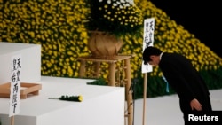 Perdana Menteri Jepang Shinzo Abe memberikan penghormatan pada mereka yang tewas dalam Perang Dunia II, dalam upacara di Budokan Hall, Tokyo (15/8). (Reuters/Toru Hanai)