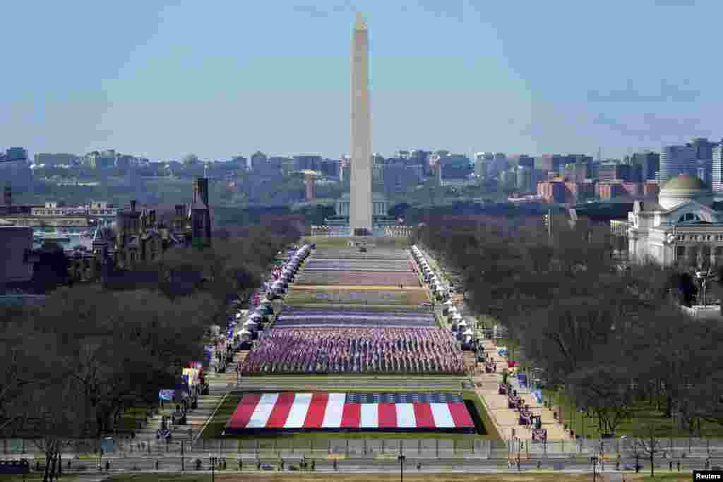 Homenaje a las v&#237;ctimas del COVID-19, el National Mall decorado con banderas estadounidenses. 19 de enero 2021.