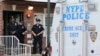 Polisi berdiri di depan gedung tempat terjadinya penembakan yang menewaskan banyak orang di wilayah Queens, New York, Selasa, 31 Juli 2018. (Seth Wenig/AP)