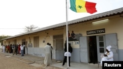 Senegalese line up to vote in central Dakar. (file)