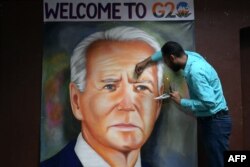 印度一名艺术家正在画一幅美国总统拜登的油画画像。（2023年9月5日）