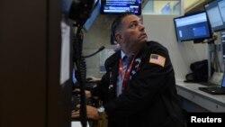 Traders work on the floor of the New York Stock Exchange in New York, Dec. 21, 2018. 