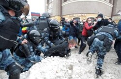 La policía rusa detiene a un manifestante que protestaba contra el arresto del opositor Alexei Navalny en Moscú, Rusia, el 31 d enero de 2021.