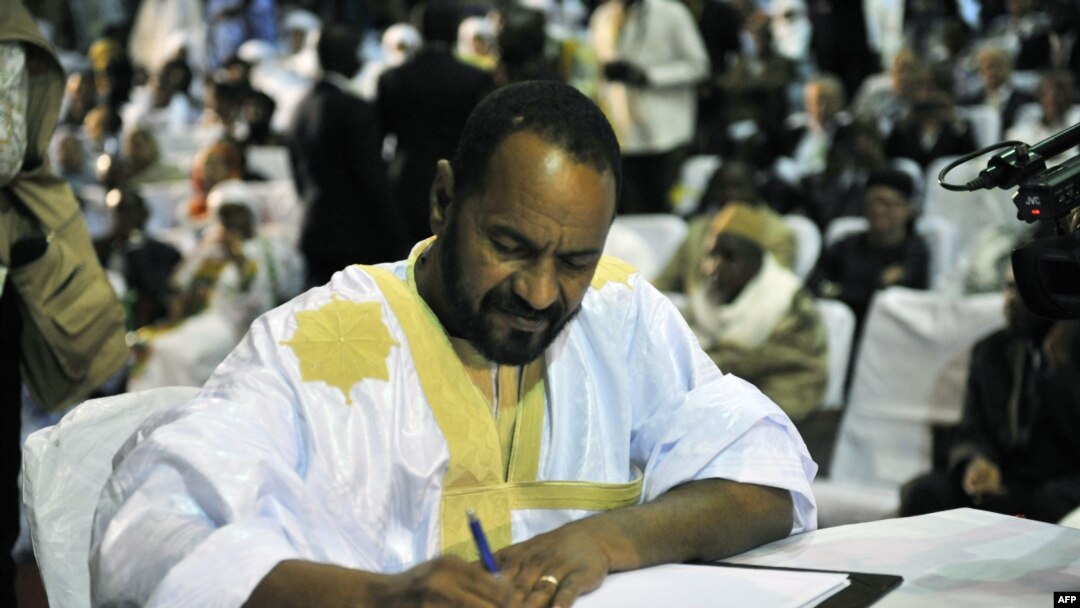 Sidi Brahim Ould Sidati, seorang anggota Gerakan Arab Azawad (CMA), menandatangani perjanjian di Bamako, Mali (20/6).