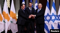 Dari kiri: Presiden Siprus Nicos Anastasiades, PM Yunani Kyriakos Mitsotakis, dan PM Israel Benjamin Netanyahu berpose bersama pada penandatangan kerjasama pipa gas alam, di Athena, Yunani Kamis (2/1). 