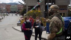 Soldat contrôlant la population, La Paz, Bolivie, 26 mars 2020. (AP Photo/Juan Karita)