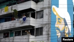 Un mural que de la imagen del presidente de El Salvador, Nayib Bukele, se muestra en el barrio José Simeón Cañas, un área históricamente dominada por una pandilla, en Mejicanos, El Salvador, el 26 de septiembre de 2023. REUTERS/José cabezas.