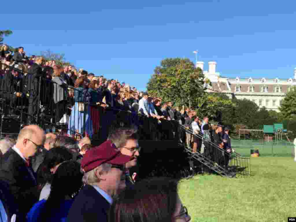 According to White House estimates, there were about 11,000 guests on the South Lawn for the ceremony welcoming Pope Francis, Sept. 23, 2015. (Aru Pande/VOA)