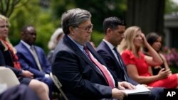 Jaksa Agung William Barr mendengarkan Presiden Donald Trump berbicara dalam sebuah acara reformasi kepolisian, di Gedung Putih, 16 Juni 2020, di Washington. (Foto: AP)