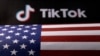 La bandera de Estados Unidos y el logotipo de TikTok se ven en esta ilustración tomada el 2 de junio de 2023. 