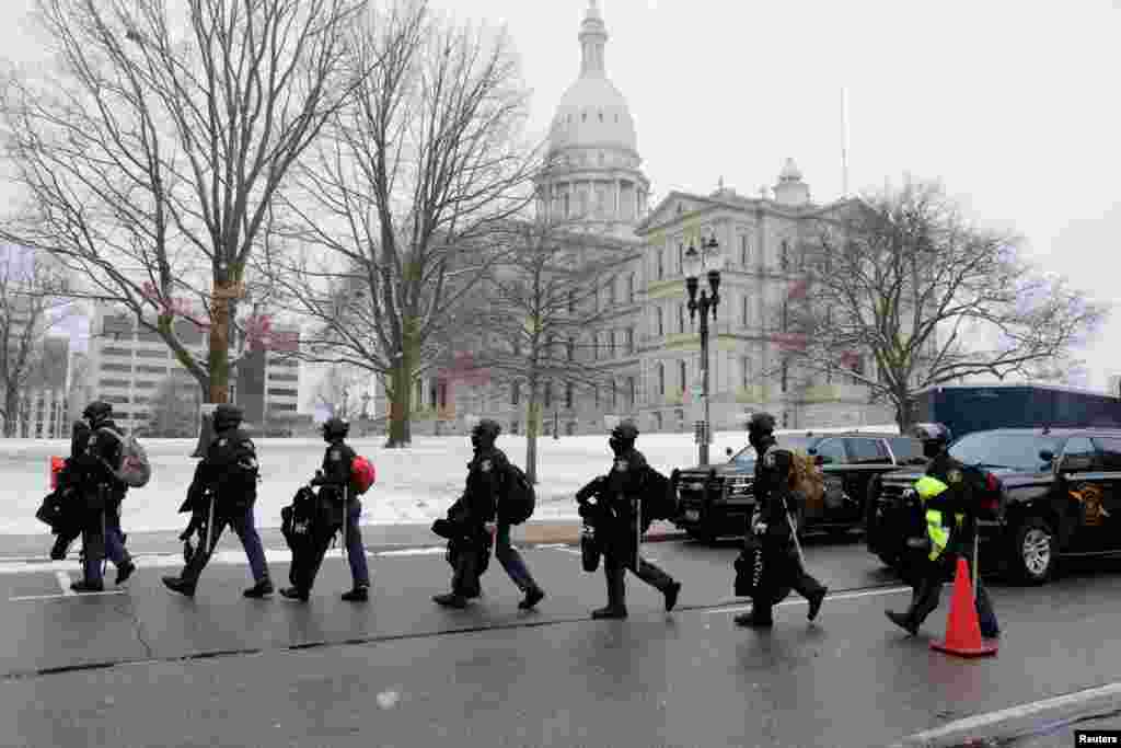 Los miembros de la polic&#237;a estatal llegan al Capitolio del estado de Michigan en Lansing, Michigan. 17 de enero de 2021. 