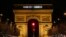 Salah satu ikon bangunan kota Paris 'the Arc de Triomphe' menampilkan tulisan "Paris is Charlie" untuk menghormati korban penembakan di kantor tabloid Charlie Hebdo (9/1). 