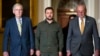 ARCHIVO - El presidente ucraniano Volodymyr Zelenskyy, en el centro, camina con el líder de la minoría del Senado, Mitch McConnell (I) y el líder de la mayoría del Senado, Chuck Schumer, de Nueva York (D) en el Capitolio en Washington. Foto AP/Mark Schiefelbein