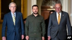 ARCHIVO - El presidente ucraniano Volodymyr Zelenskyy, en el centro, camina con el líder de la minoría del Senado, Mitch McConnell (I) y el líder de la mayoría del Senado, Chuck Schumer, de Nueva York (D) en el Capitolio en Washington. Foto AP/Mark Schiefelbein