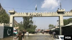 طالبانو د طورخم دروازه د اتوار، يکشنبې، په ورځ وتړله او د پاکستان په اميګرېشن چارواکو يې افغانانو او په خصوصي توګه د هغو بيمارانو سره چې درملنې دپاره يې پاکستان ته تګ غوښتلو د بدسلوکۍ الزام ولګولو