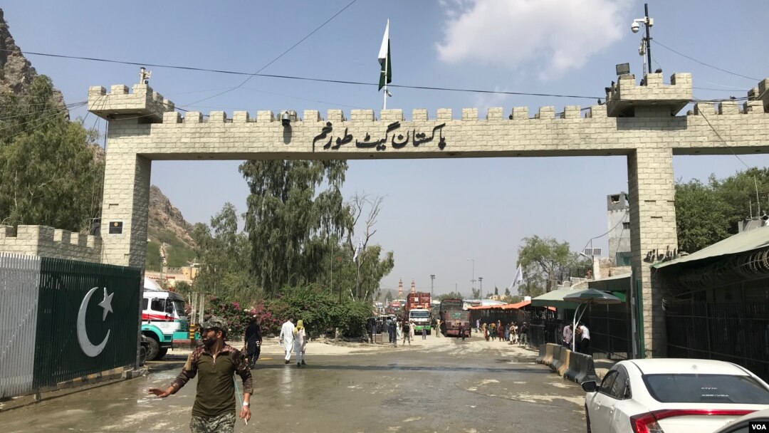 طورخم بارڈر پر اب افغانستان کی طرف طالبان نظر آتے ہیں۔ 