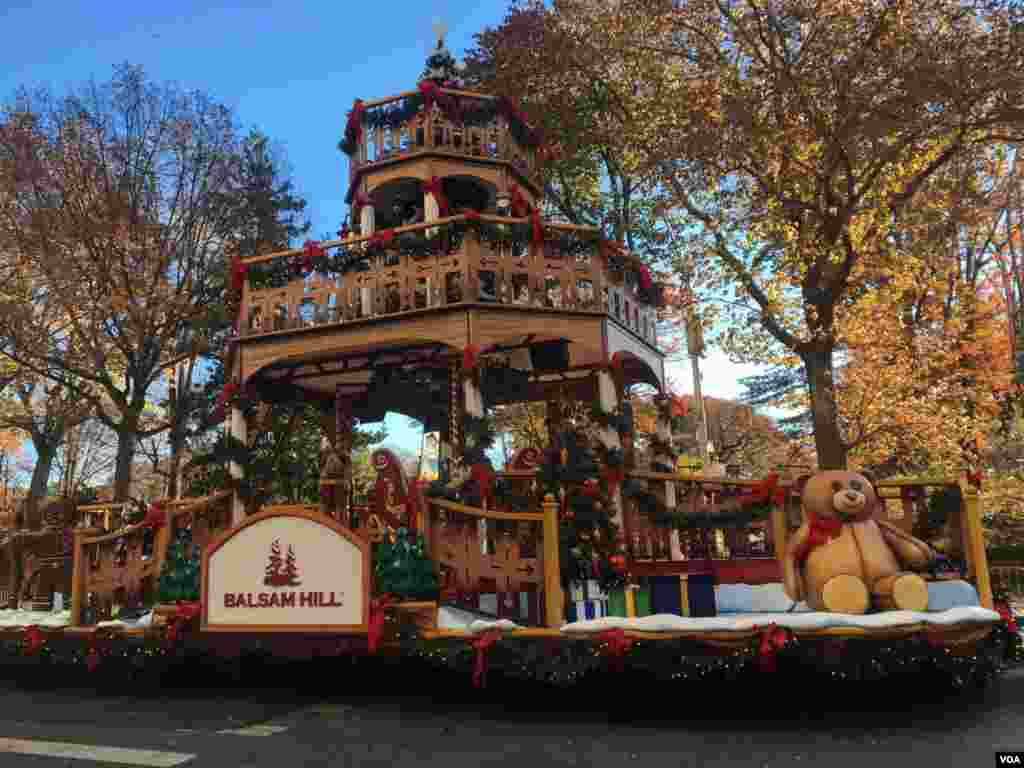 Las carrozas comenzaron a desfilar alrededor de las 9:30 de la mañana del jueves 22 de noviembre en Nueva York.