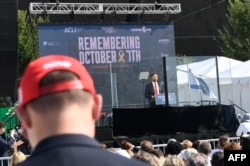 Calon wakil presiden dari Partai Republik, Senator J.D. Vance, berpidato di National Mall Washington, DC, 7 Oktober 2024, untuk menghormati para korban pembantaian 7 Oktober dan mengenang para sandera yang masih ditawan. (Matthew Hatcher / AFP)