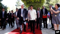 Israeli President Reuven Rivlin, left, walks along his Philippine counterpart Rodrigo Duterte as they meet in Jerusalem, Israel, Tuesday, Sept. 4, 2018. 