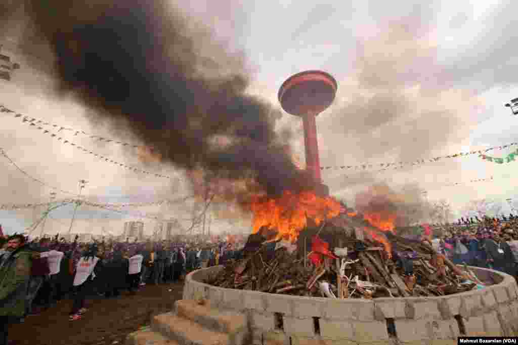 یہ تہوار زیادہ تر ان برادریوں میں منایا جاتا ہے جن کے آباو اجداد کا تعلق ایران سے تھا۔