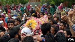 Funeral procession of Aijaz Ahmed Reshi, a former Harkat-ul-Mujahideen militant, who was shot dead by unidentified gunmen in Sopore, Kashmir, June 15, 2015. (Tajamul Lone for VOA News)