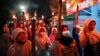 Anak-anak Muslim membawa obor di sekitar lingkungan selama parade untuk merayakan Idul Fitri, menandai akhir bulan suci Ramadan, di tengah pandemi COVID-19 di Jakarta, 12 Mei 2021. (Foto: REUTERS/Willy Kurniawan)