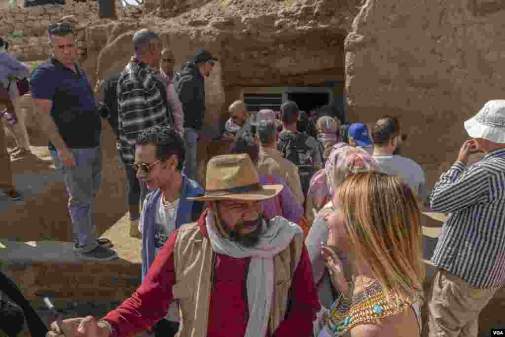 The unveiling ceremony for the site’s recovered stone-cut tombs, burial shafts, and assortment of personal and cultural artifacts draws in hundreds of people, from journalists to tourists, diplomats to scholars. (Hamada Elrasam/VOA) 