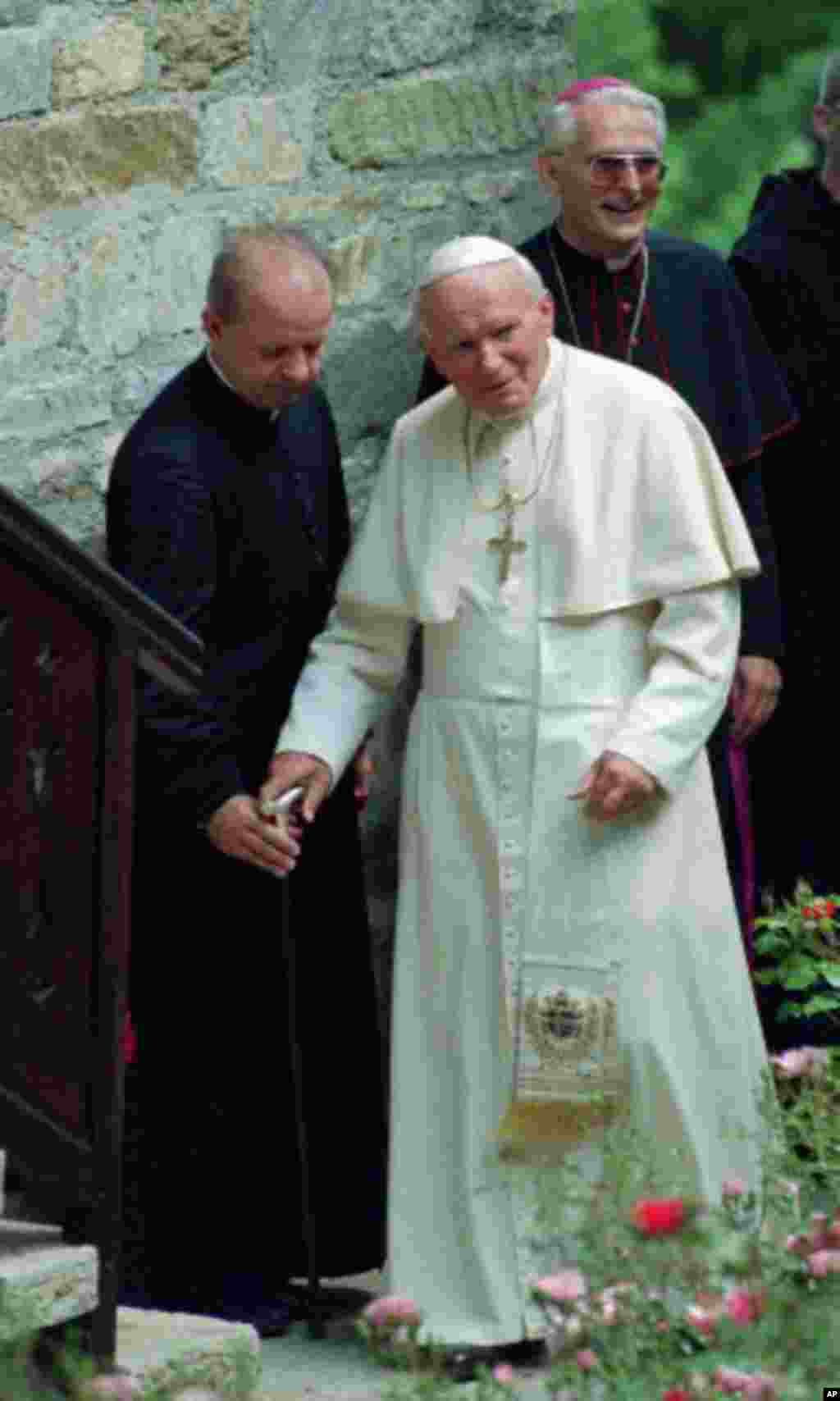 Pope John Paul II is assisted by his secretary, Stanislaw Dzjwisz, in 1995 (AP Photo/Giancarlo)