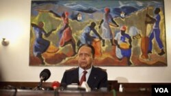 Duvalier dio la rueda de prensa en la residencia privada donde se aloja en Puerto Príncipe.