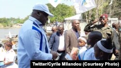 Président Félix Tshisekedi azali koyamba fololo na bokomi bwa ye na Zongo, Sud-Ubangi, le 2 décembre 2019. (Twitter/Cyrile Milandou)