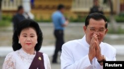 Perdana Menteri Kamboja, Hun Sen, dan istrinya Bun Rany di Istana Kerajaan dalam peringatan kematian Raja Norodom Sihanouk di Phnom Penh. (Foto: Dok)