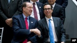 El secretario del Tesoro de Estados Unidos, Steven Mnuchin, derecha, dijo que el gobierno del presidente Donald Trump se opone a cualquier cambio por ahora en cuanto al financiamiento del FMI.