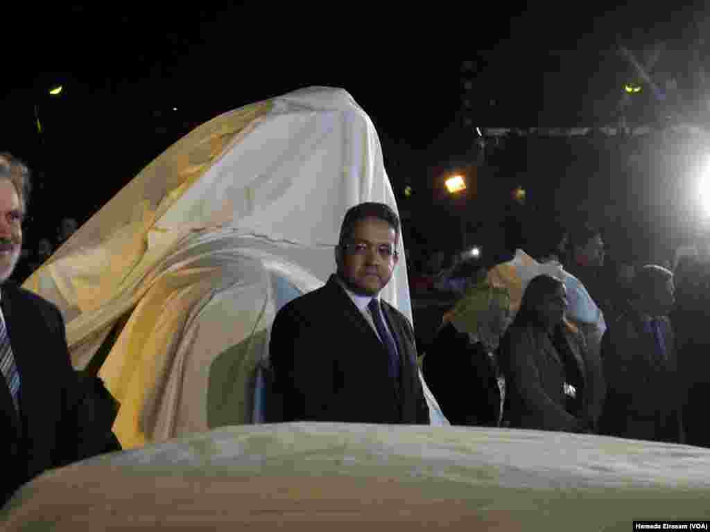 Egyptian Minister of Antiquities Khaled Al-Anany stands next to the colossus discovered recently in Matarya before unveiling it in the garden of the Egyptian Museum in Cairo, March 16, 2017. (H. Elrasam/VOA)