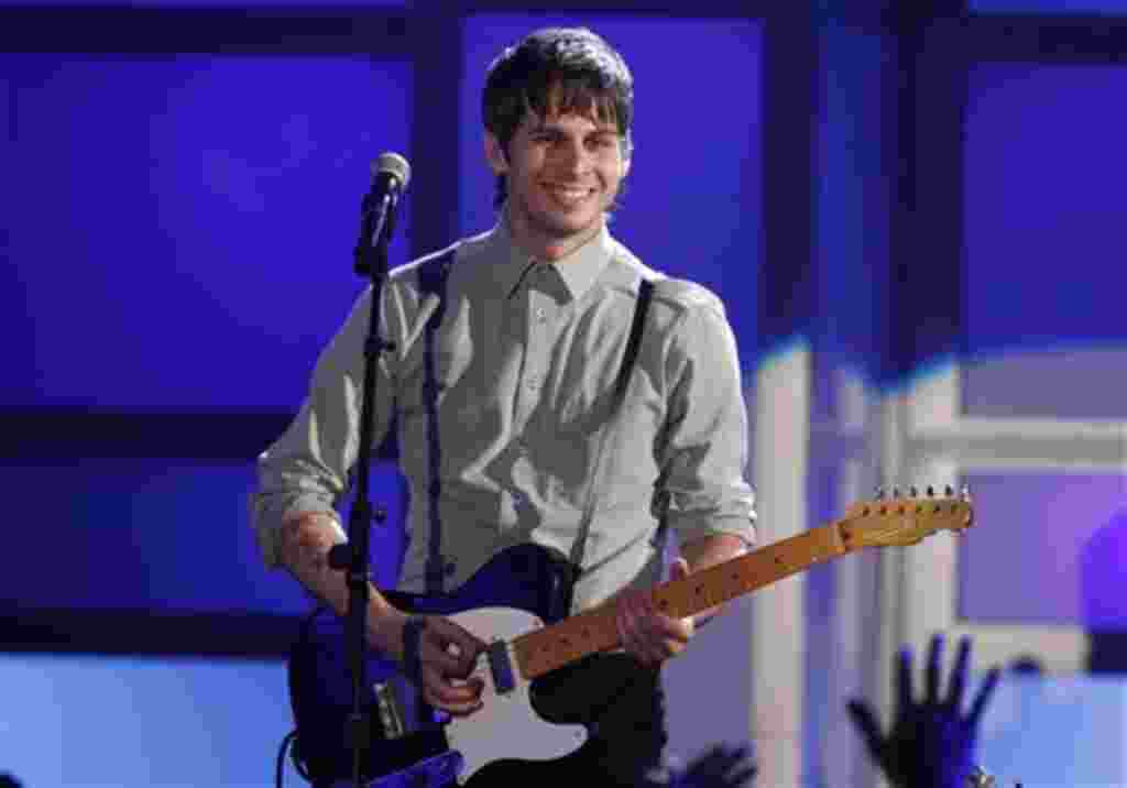 Mark Foster del la banca Foster the People saluda a la audiencia durante concierto de los premios “Do Something”.