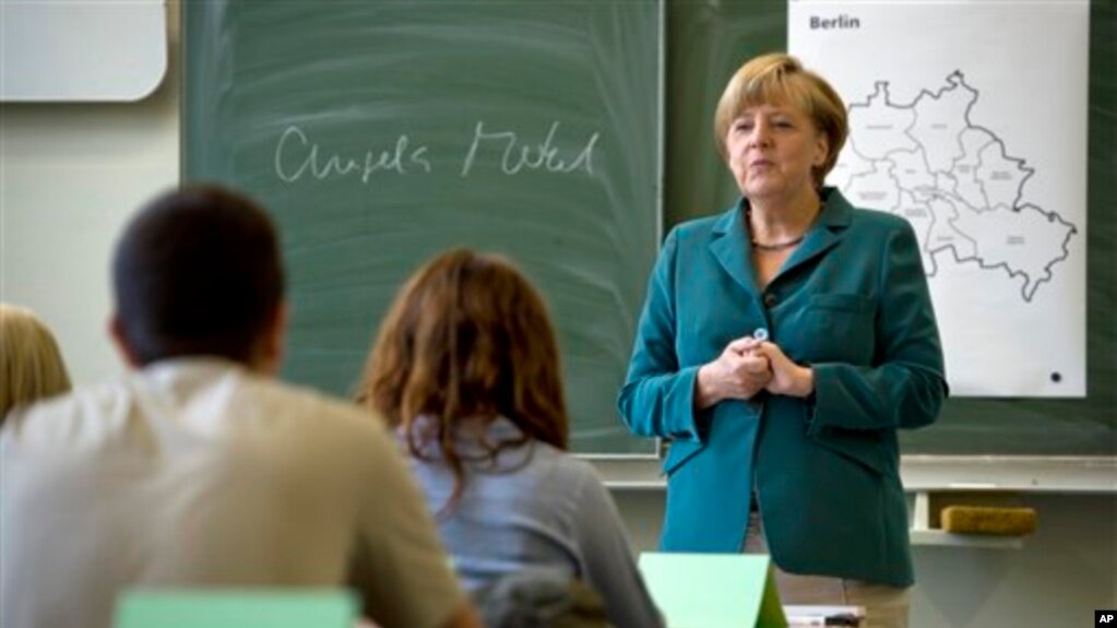 Kanselir Angela Merkel saat memberikan pelajaran sejarah untuk murid SMA di Berlin. (Foto: Dok)