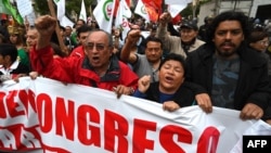 Manifestantes marchan contra la corrupción en Lima el 30 de septiembre de 2019 después de que el presidente Martín Vizcarra disolvió constitucionalmente el Congreso. Foto: AP.